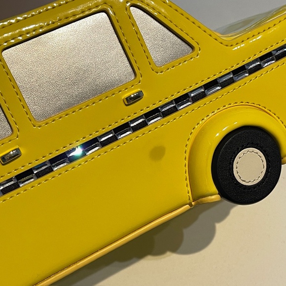 READ like new Kate Spade 3D NYC Taxi Yellow Cab Crossbody Bag KI975 Novelty - Picture 2 of 14